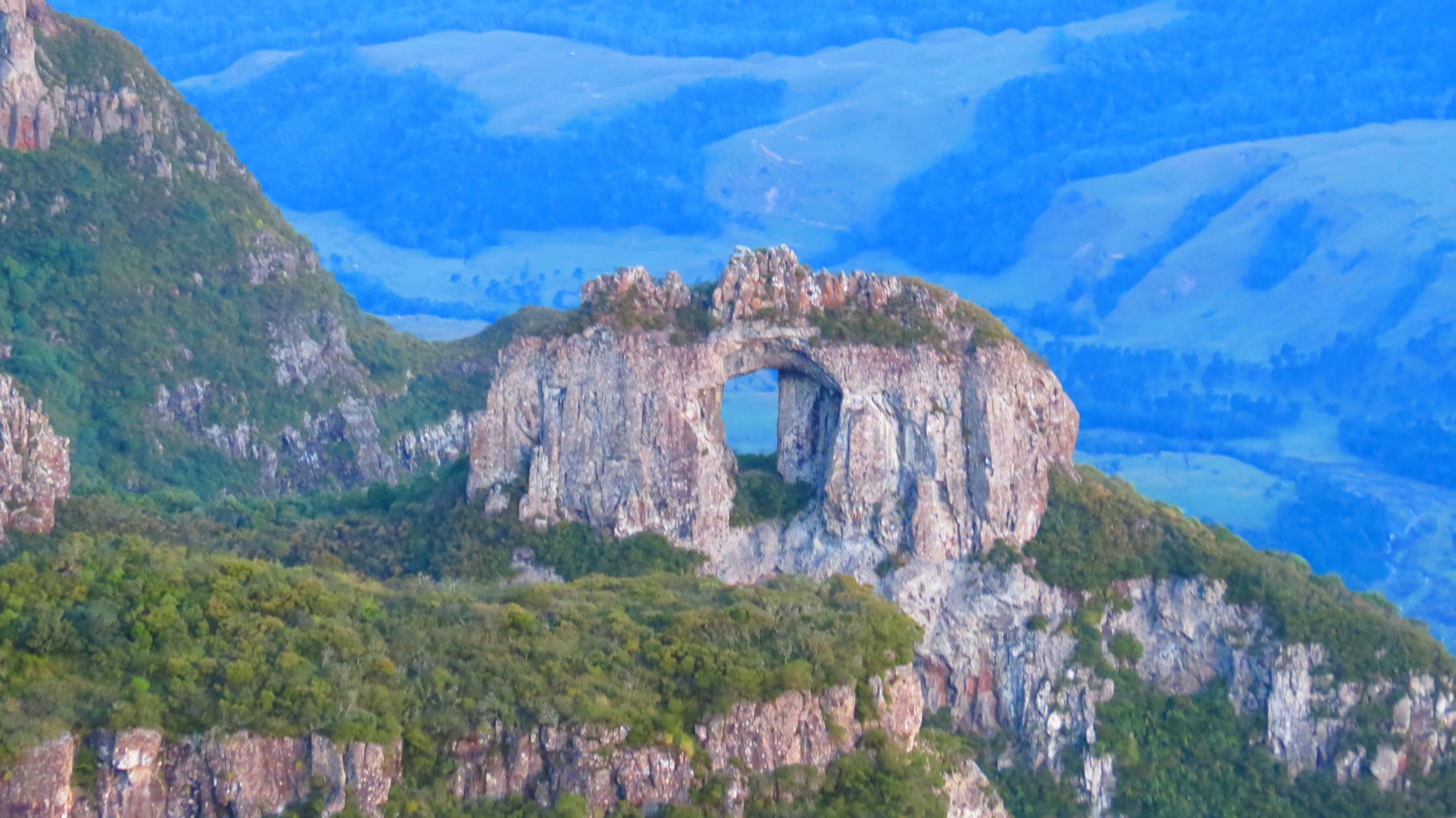 Morro da Igreja e Pedra Furada