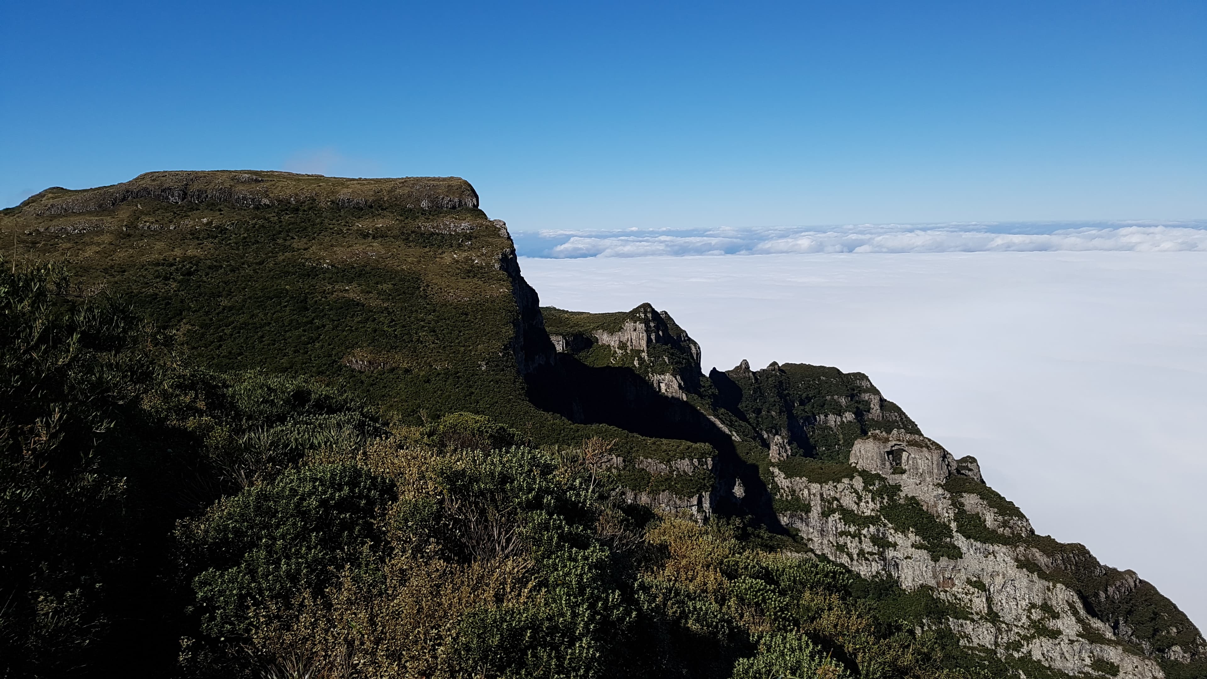 Vista da Pedra Furada no Morro da Igreja, em Urubici